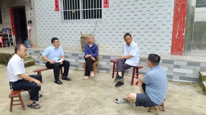 德江縣平原鎮(zhèn)臺頭村駐村第一書記張偉正在入戶走訪宣傳政策。.jpg