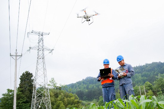 南方電網(wǎng)貴州凱里麻江供電局工作人員通過“機巡+人巡”模式進行巡查。王春璇攝