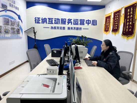 征納互動坐席人員遠程幫辦服務。左雯攝
