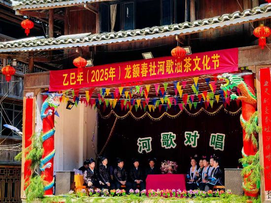 現(xiàn)場表演。